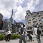 　日傘を手に東京・銀座を歩く人たち＝７月