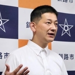 　協議後、取材に応じる北海道釧路市の鶴間秀典市長＝１日午後、釧路市役所