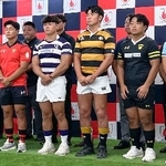 　ラグビーの関東大学リーグ開幕に向けた記者会見で、胸にスポンサーのロゴを入れたジャージーを披露した明大の平主将（前列左から３人目）ら＝１日、東京都港区