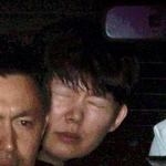　警視庁世田谷署に入るパク・ヨンジュン容疑者（奥）＝１日午後７時１０分
