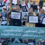 　殺害されたジャーナリストの写真を掲げイスラエルに抗議する人たち＝１日、レバノン・ベイルート（ゲッティ＝共同）