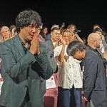 　ベネチア国際映画祭で「ＬＯＳＴ　ＬＡＮＤ／ロストランド」の公式上映後、観客の拍手に応える藤元明緒監督（手前）＝１日、イタリア・ベネチア（共同）