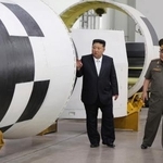 　ミサイル総局傘下の化学材料総合研究院の研究所を訪れた北朝鮮の金正恩朝鮮労働党総書記（左）＝１日（朝鮮中央通信＝共同）