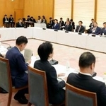 　首相官邸で開かれた「新しい地方経済・生活環境創生本部」の会合＝２日午前