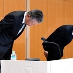 　新浪剛史会長の辞任について、記者会見で頭を下げるサントリーＨＤの鳥井信宏社長（左）と山田賢治副社長＝２日午後、東京都港区