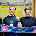 　長崎県の大石賢吾知事（左）を表敬訪問したサッカー女子日本代表のニールセン監督＝２日、長崎県庁