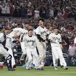 　第５回ＷＢＣで前回王者の米国を下し、大喜びの大谷翔平（中央）ら日本ナイン。１４年ぶり３度目の優勝を果たした＝２０２３年３月、マイアミ（共同）