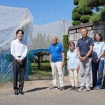 　農業の振興に貢献したとして表彰された農家を視察される秋篠宮さま＝２日午前、川崎市（代表撮影）