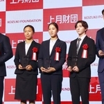 　「上月スポーツ賞」の表彰式で写真に納まる（左から）柔道の村尾三四郎、水泳の梶本一花、ノルディックスキー複合の葛西優奈、フィギュアスケートの中田璃士、フェンシングの山田優＝２日、東京都内