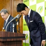 　石井章氏の公設秘書給与詐欺事件について、記者会見で陳謝する日本維新の会の藤田共同代表（右）＝２日午後、国会