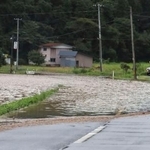 　大雨の影響で冠水した秋田市内の道路＝２日午後２時４５分