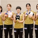 　バドミントンの世界選手権から帰国し、撮影に応じる（左から）志田千陽、松山奈未、山口茜、中西貴映、岩永鈴＝２日、東京都大田区