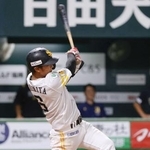 　８回ソフトバンク２死三塁、今宮が左前に勝ち越し打を放つ＝みずほペイペイドーム