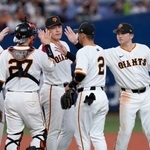 　ヤクルトに勝利し、タッチを交わす泉口（右端）ら巨人ナイン＝京セラドーム