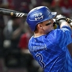 　２回ＤｅＮＡ２死一塁、オースティンが左中間に２ランを放つ＝マツダ