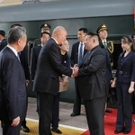 　北京に到着し、中国の最高指導部メンバーと握手する北朝鮮の金正恩朝鮮労働党総書記（右から３人目）。同２人目が娘＝２日（朝鮮中央通信＝共同）