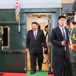 　専用列車で北京に到着した北朝鮮の金正恩朝鮮労働党総書記（中央）＝２日（新華社＝共同）