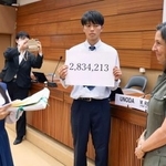 　２日、国連欧州本部で、反核署名の一部を国連軍縮部ジュネーブ事務所のレジンバル所長（右）に手渡す「高校生平和大使」＝スイス・ジュネーブ（共同）