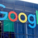 　米グーグルの建物に掲げられたロゴ＝２０１９年９月、米カリフォルニア州（ＡＰ＝共同）