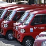 　郵便局に並ぶ軽バン＝６月、東京都港区