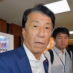 　記者団の取材に応じる自民党の斎藤健前経産相＝３日午前、東京・永田町の党本部