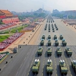 　北京の天安門前をパレードする中国人民解放軍の軍事車両＝３日（新華社＝共同）
