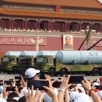 　北京の天安門前をパレードする潜水艦発射弾道ミサイル（ＳＬＢＭ）「巨浪３」＝３日（共同）