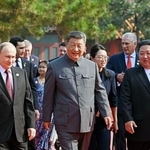 　抗日戦争勝利８０年記念行事に出席した中国の習近平国家主席（中央）とロシアのプーチン大統領（左）、北朝鮮の金正恩朝鮮労働党総書記＝３日、北京（タス＝共同）