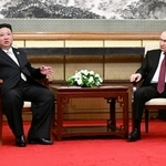 するロシアのプーチン大統領（右）と北朝鮮の金正恩朝鮮労働党総書記＝３日、北京（タス＝共同）