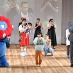 　大阪・関西万博のイベントで紙風船を使ったエクササイズを行う（前列右から）スポーツ庁の室伏広治長官、永尾柚乃さんら＝３日午後、大阪市此花区の夢洲