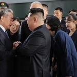 　２日、北京に到着し出迎えを受ける北朝鮮の金正恩朝鮮労働党総書記（手前左から２人目）。手前右端は娘＝２日（朝鮮中央通信＝共同）
