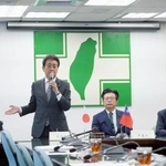 　日台与党による会合に出席した（左から）自民党の岩田和親国防部会長、星野剛士外交部会長、台湾・民進党の郭国文、陳冠廷両立法委員＝３日、台北（共同）