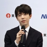 　３日、シンガポールで記者会見する藤井聡太王座（共同）