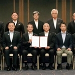 　「中国地域広域リージョン連携プラットフォーム」の初会合で、写真に納まる中国地方５県の知事ら＝３日午後、広島市南区