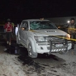 　自爆テロの現場で破損した車両を調べる保安当局者ら＝２日、パキスタン南西部クエッタ（ＡＰ＝共同）