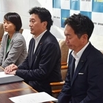 　自民党道連が総裁選前倒し実施を求める方針を全会一致で決めたと明らかにする武部新文科副大臣（中央）ら＝３日午後、札幌市