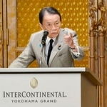 　自民党の麻生派会合で講演する麻生最高顧問＝３日午後、横浜市