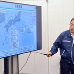 　発達する熱帯低気圧について説明する気象庁の担当者＝３日午後、気象庁