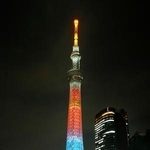 　陸上世界選手権東京大会の日本代表のユニホームカラー「サンライズレッド」にライトアップされた東京スカイツリー＝３日夜、東京都墨田区