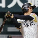 　２回ソフトバンク１死満塁、柳町が中前に２点打を放つ＝みずほペイペイドーム