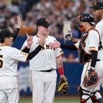 　ヤクルトに勝利し、タッチを交わす巨人ナイン＝京セラドーム