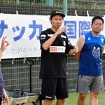 　交流キャンプで手話を使いコミュニケーションを取るデフサッカー男子日本代表元監督の植松隼人さん（中央）＝８月、東京都品川区