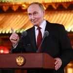 　３日、北京の釣魚台迎賓館で記者会見するロシアのプーチン大統領（タス＝共同）