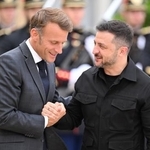 　ウクライナのゼレンスキー大統領（右）を歓迎するフランスのマクロン大統領＝３日、パリ（ゲッティ＝共同）
