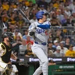 　パイレーツ戦の５回、二塁打を放つドジャース・大谷＝ピッツバーグ（共同）