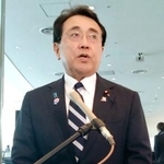 　羽田空港で記者団の取材に応じる赤沢経済再生相＝４日午前