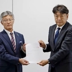 　新潟県柏崎市役所で会談した桜井雅浩市長（左）と東京電力の小早川智明社長＝４日午前