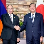 　アルメニアのパシニャン首相（左）と握手する石破首相＝４日午前、首相官邸
