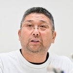 　神奈川県警の検証結果を受け記者会見する岡崎彩咲陽さんの父鉄也さん＝４日午後、横浜市
