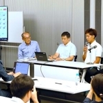 　災害時の外国人支援を考えるセミナーで話し合う松元秀亮さん（奥左から２人目）と「マルカツ水産」の佐々木晶生社長（同３人目）ら＝４日午後、盛岡市
